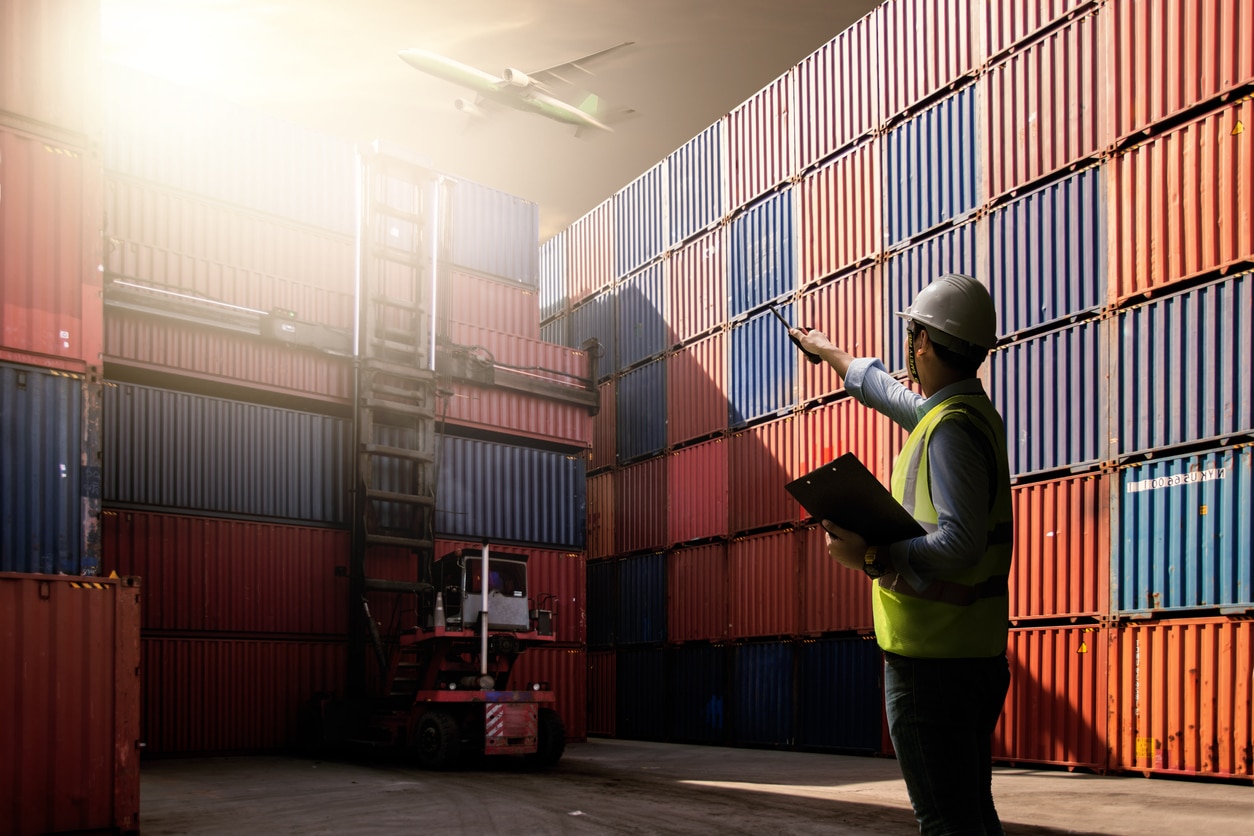 foremanloadingcontainers1151597710.jpg